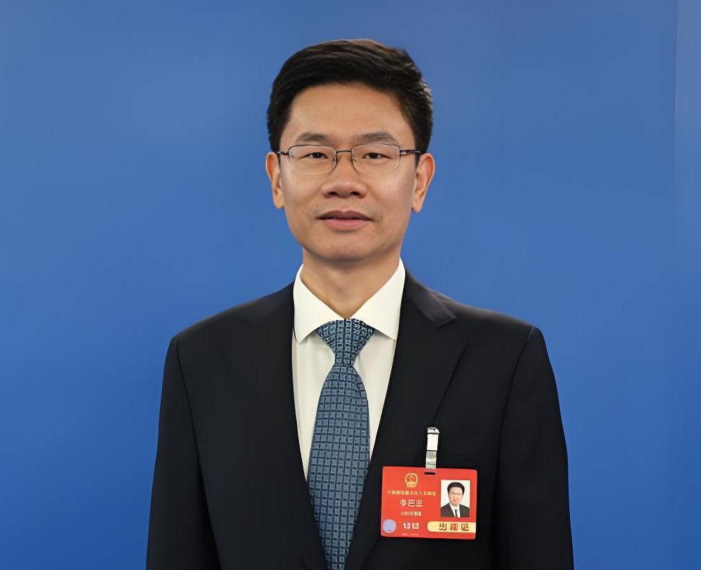 李在武

推进港产城融合发展，坚持一体推进“强港、兴产、活城”，将港产城高质量融合发展的“新成效”转化为现代化海滨城市建设的“硬支撑”。
