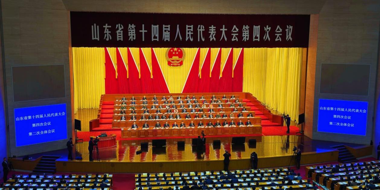 山东省十四届人大四次会议举行第二次全体会议现场。 人民网 李子悦摄