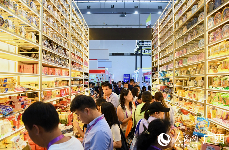 东盟国家展区内，琳琅展品引客商驻足。人民网 庞惠文摄