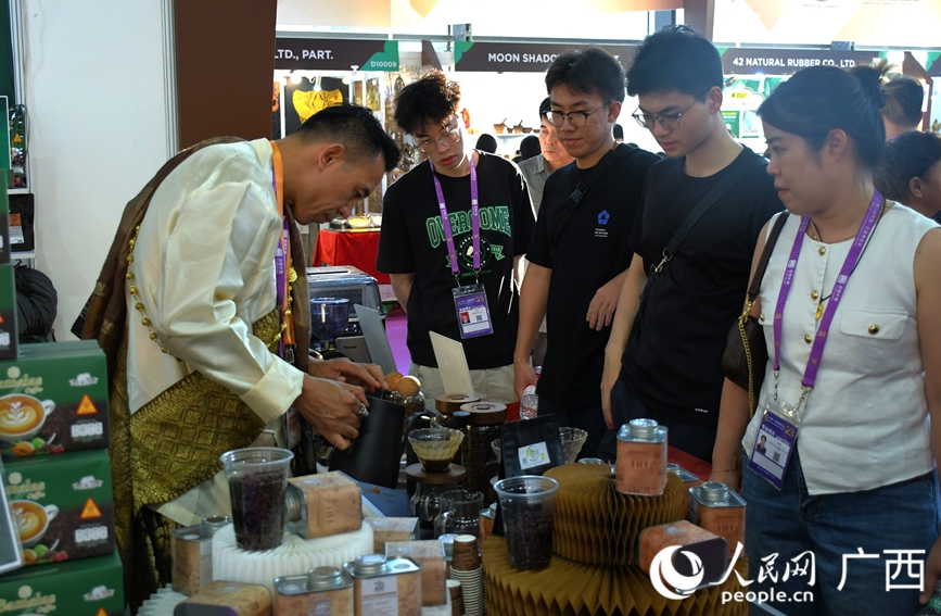 参展商现场制作咖啡，浓郁香气吸引参观者驻足品尝。人民网 庞惠文摄