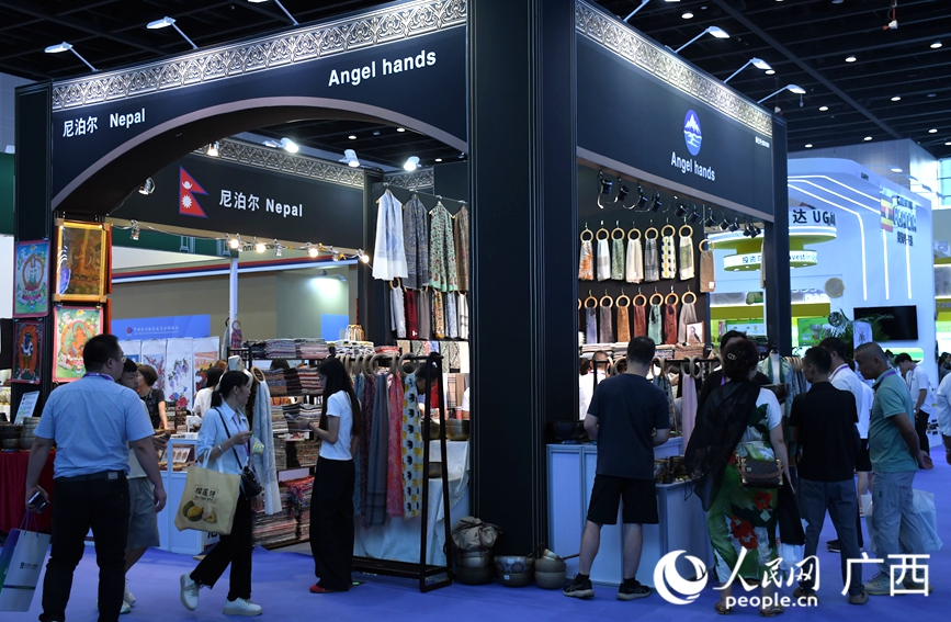 尼泊尔展位，特色织物、手工艺品集中展出。人民网 庞惠文摄