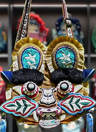 全网催更的“虎头包”，在做了！一个虎头包，从立体刺绣、拼布到成品，全靠绣娘一针一线手工完成，耗时约一周。目前，300余名绣娘正在加紧赶工，针线翻飞间，一只只“小老虎”陆续成形。虎头包火了，背后是国潮热，更是一针一线里藏着的匠心。请再等等，你的那只，正在路上。