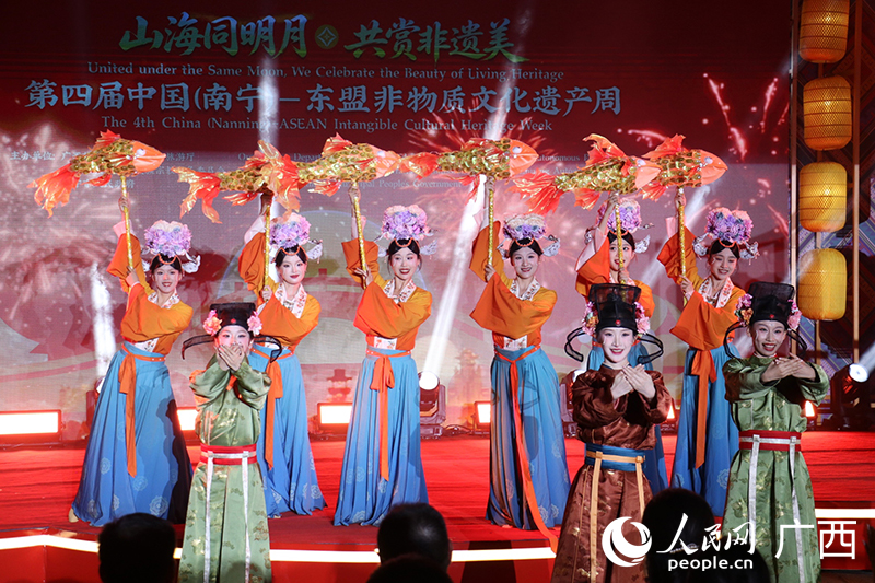 活动现场，精彩表演接连不断。人民网 刘璐瑶摄