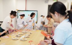 巧手做灯笼im钱包官网 温情迎中秋