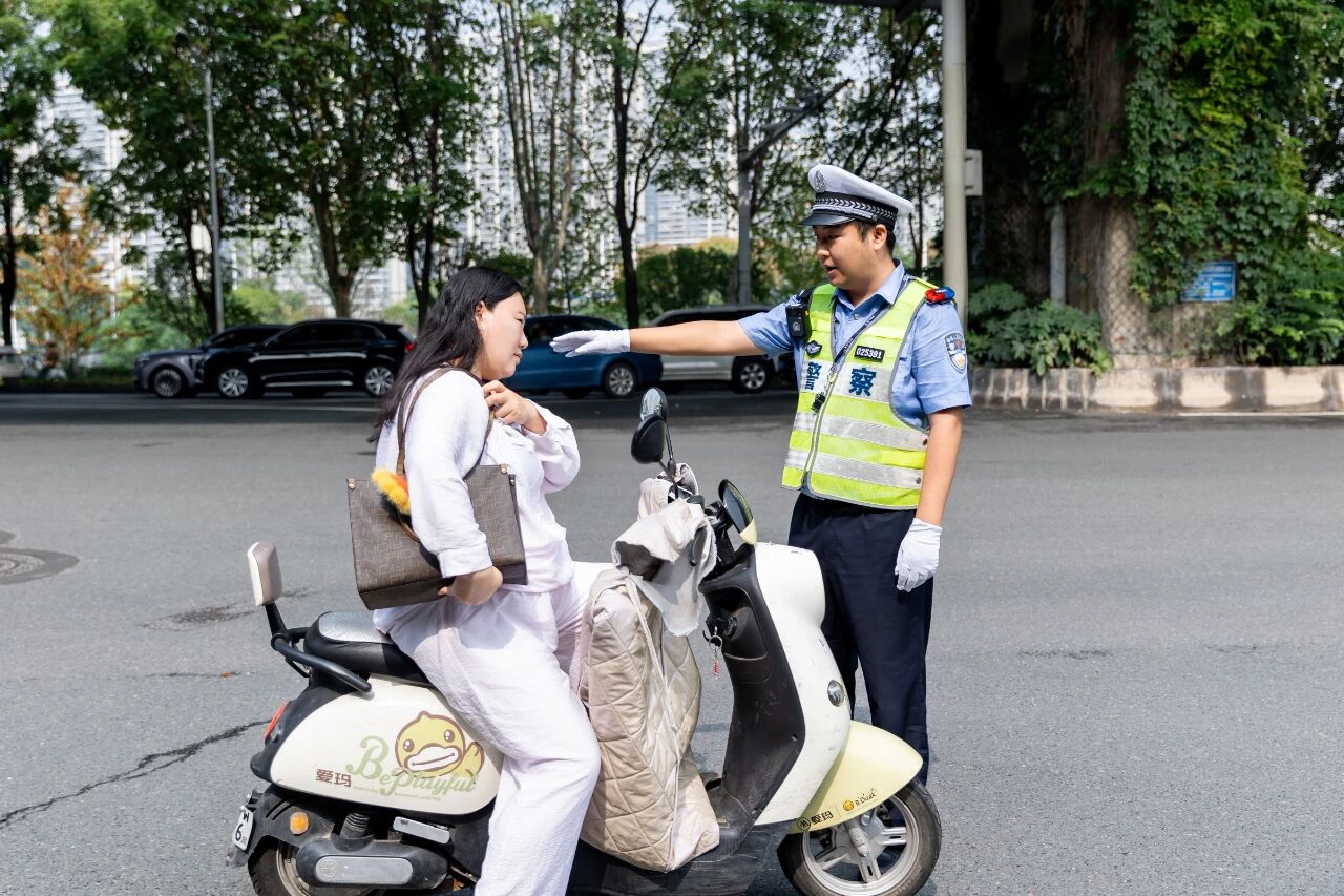 陈浩在二七长江大桥处劝导电动自行车驾驶人。