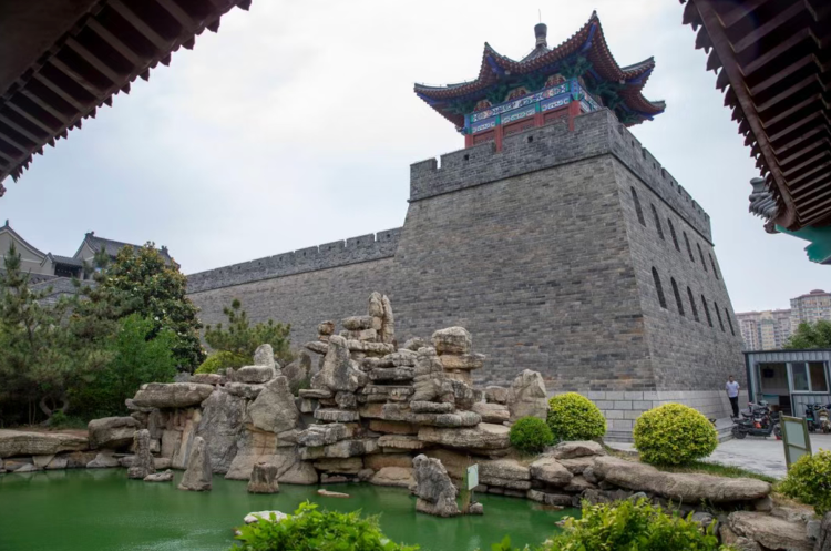 “明月几时有，把酒im官网问青天”是在山东写的
