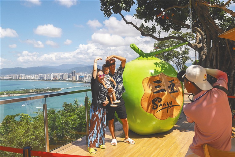 中秋假期，市民游客在三亚鹿回头风景区打卡拍照。海南日报全媒体记者 王程龙 摄