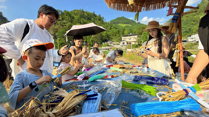 南丹县城关镇那田农场，小朋友们在做手工。高东风摄