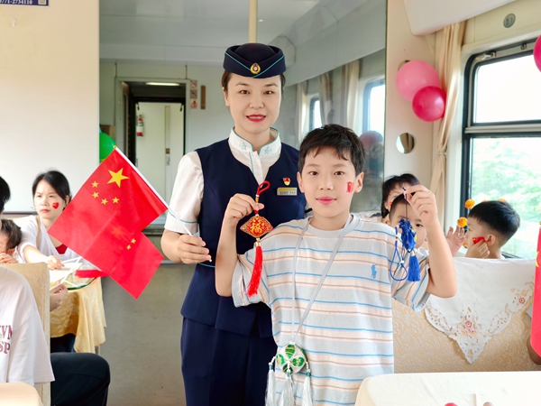 列车长与乘客合影。吴飞摄