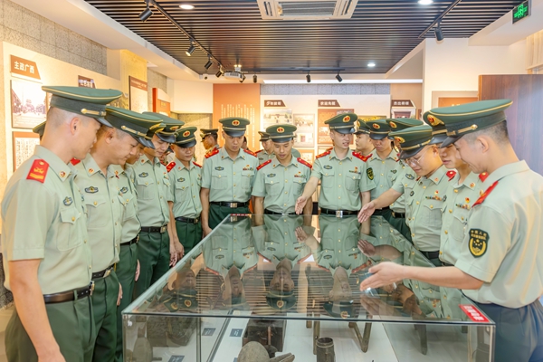 武警官兵在参观革命文物。卢泳钢摄