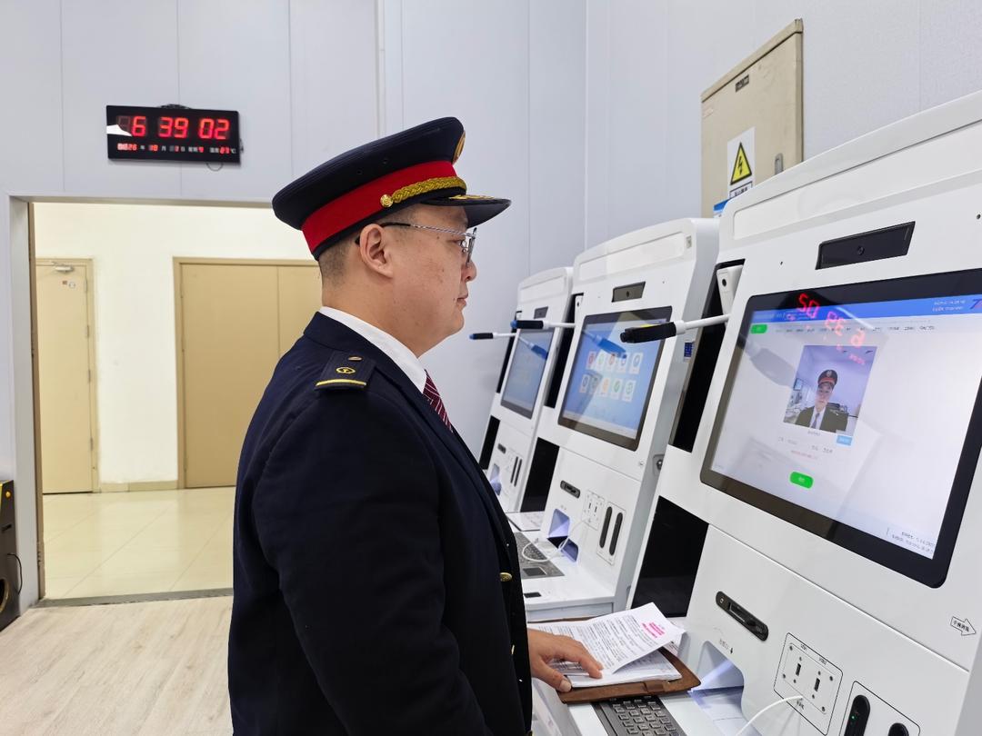 假日我在岗｜国庆节imToken钱包下载，他开着高铁驶过家乡
