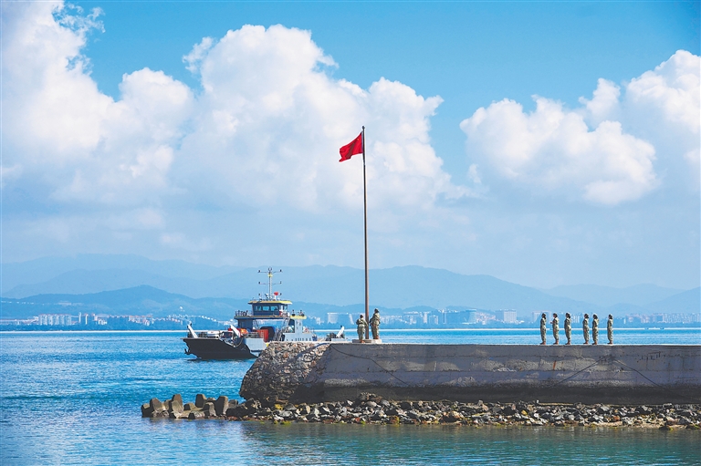 　10月1日，三亚“红旗映海疆·礼赞新中国”2026年国庆节红色文旅主题升旗仪式在西岛渔村码头举行。海南日报全媒体记者 王程龙 摄