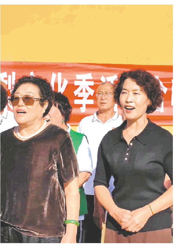 莱阳市河洛镇马崖口村文化广场，合唱团正在排练。