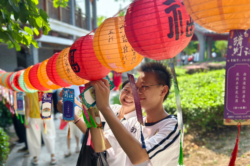 市民游客趣味猜灯谜。姚宗桦摄
