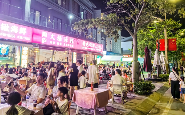 游客在景区内品尝美食