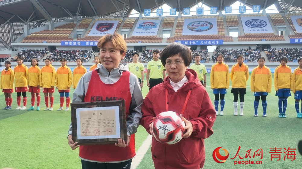 前中国女足国脚刘英受聘仪式。实习生杜婷摄