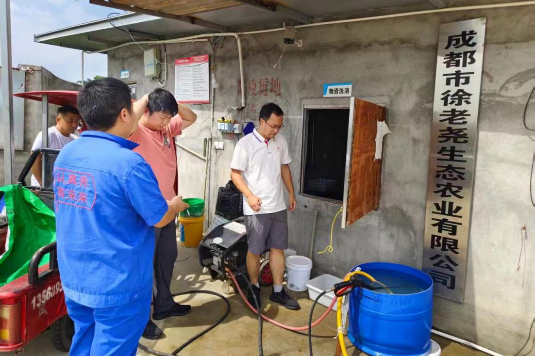 管理学院“天蓬算法”实践队深入养殖生产现场了解猪场日常管理、物资消毒、生物安全和生产流程等实际运行情况