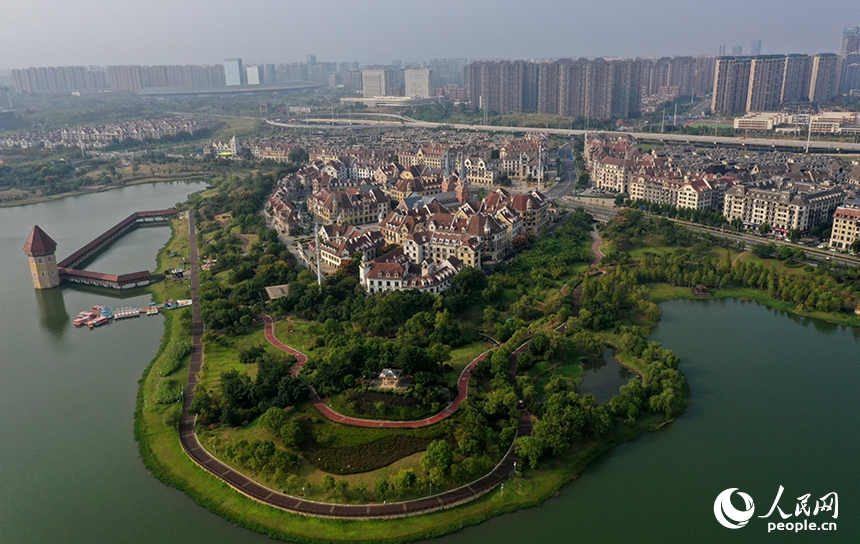 红谷滩区九龙湖沿岸依旧绿意葱茏,湖畔步道蜿蜒延伸,构成一幅城水相依的生态画卷。人民网记者 时雨摄