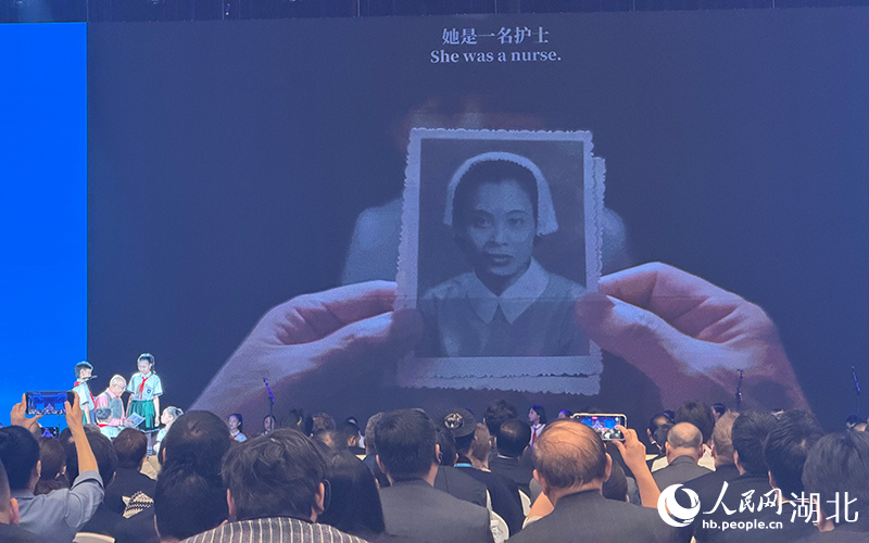 纪念活动现场,大屏幕展示黄欢笑的老照片。人民网记者 张沛摄
