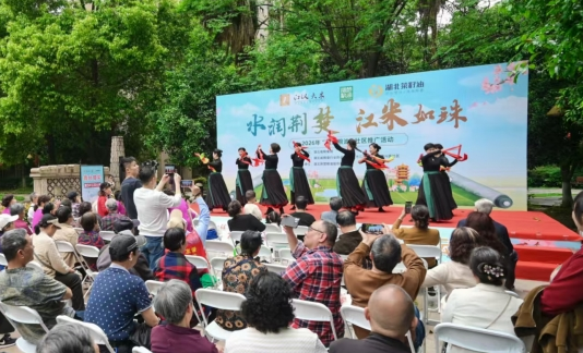 荆楚粮油走进江岸兴盛社区 让烟火气成为社区温暖底色
4月17日下午，武汉市江岸区后湖街道兴盛社区盛世东方小区广场热闹非凡，由湖北省粮食局主办，省粮食行业协会和江岸区后湖街道兴盛社区协办……

