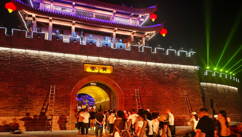 “看景”变“入戏” 湖北红安解锁红色文旅新业态
火把烈烈,星光点点。夜幕之下,湖北红安“黄安古城·红安影视幻城”,一声呐喊划破长空,巨型水幕“红安红安”轰然落下,乌篷船载着星火划破水面……大型“行浸式”山水实景演艺《红安·红安》拉开帷幕。