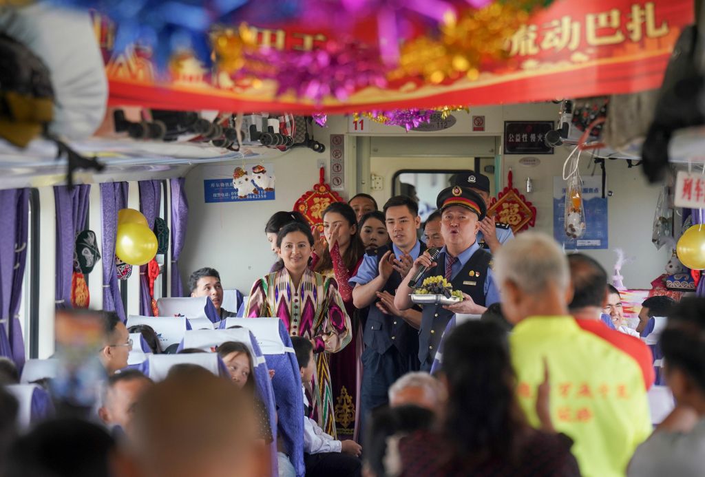 图片故事|葡萄熟了im钱包官网 去赶慢火车“流动巴扎”