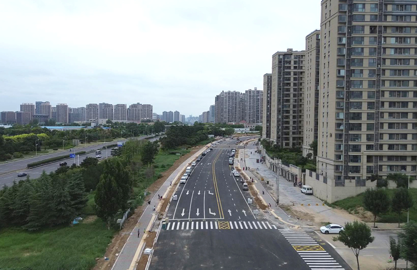 贯通后的百荣路。二七区委宣传部供图