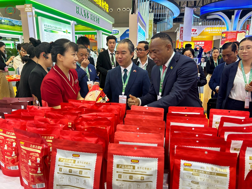 现场工作人员向与会嘉宾介绍农特产品。驻马店市委宣传部供图