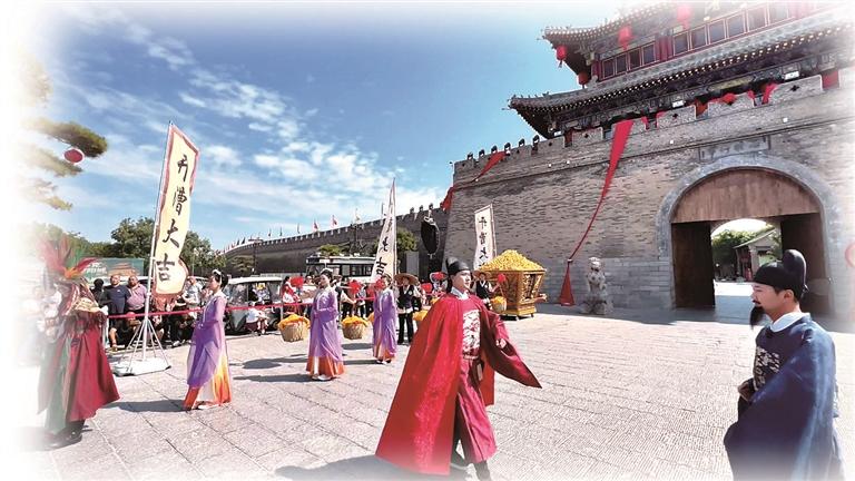 实景演艺《黎阳仓·开漕迎宾礼》融合国风舞蹈、运河号子、古礼演艺等多重元素,沉浸式复刻古黎阳运河漕运繁华。 秦浩杰摄