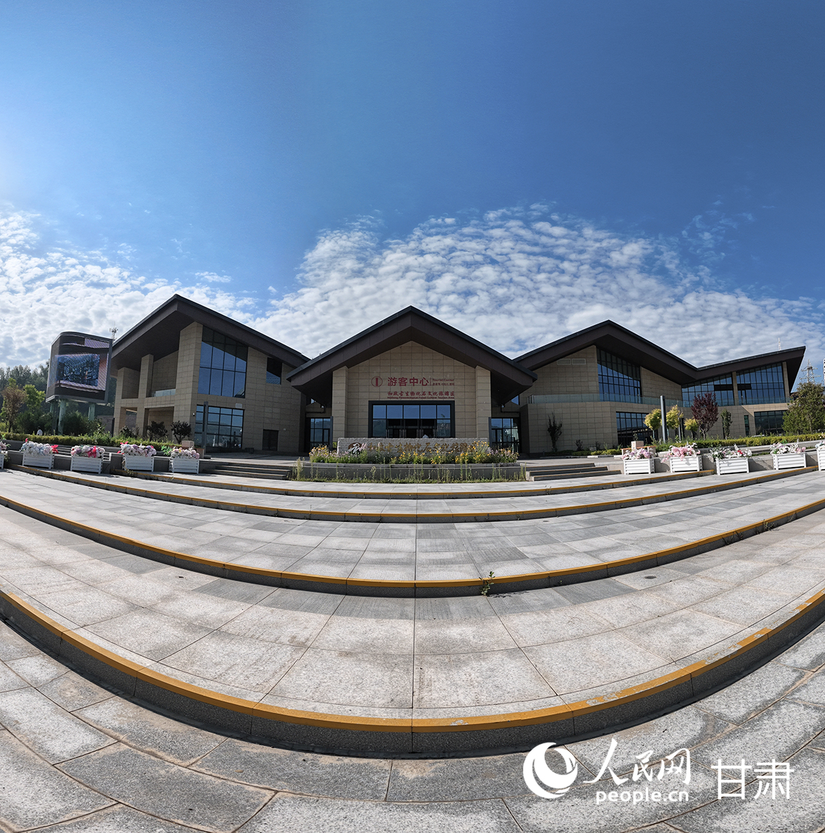 和政县谋划实施15个重点文旅项目,景区软件和硬件设施明显改善,基础管理服务稳步提升。图为和政古生物化石文化旅游区游客中心。人民网记者 邵兰摄