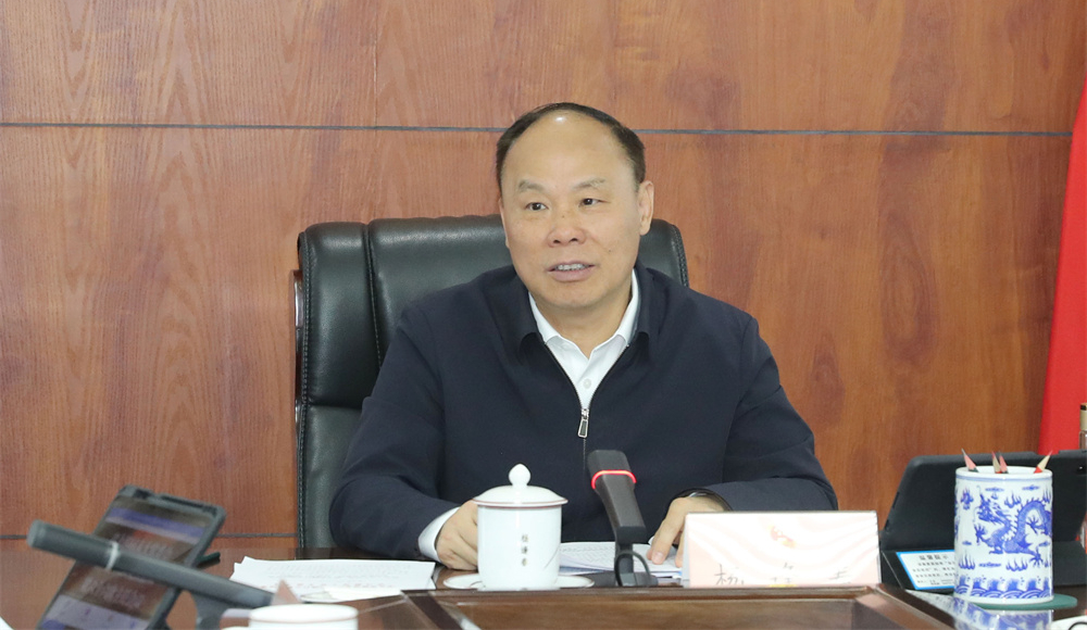 2026年5月18日,省人大常委64党组会议,党组书记杨逢春主持并讲话。