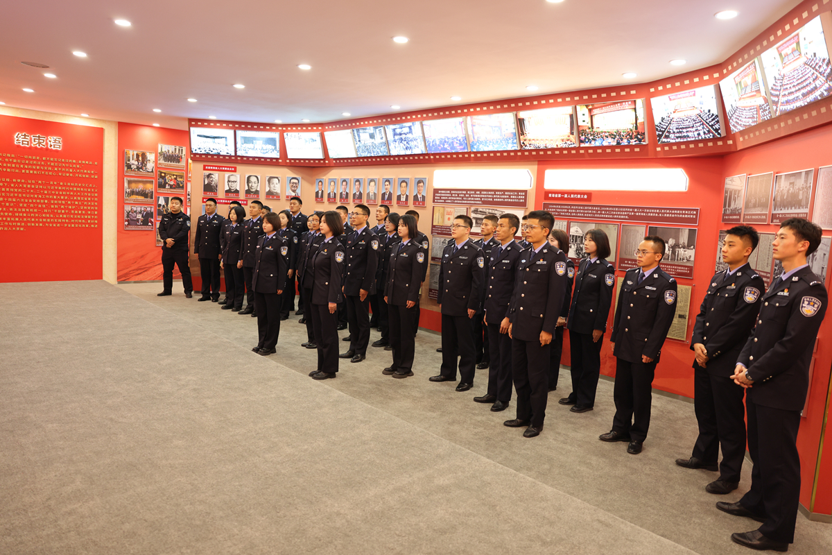 青海高校师生参观青海人大历史展览。