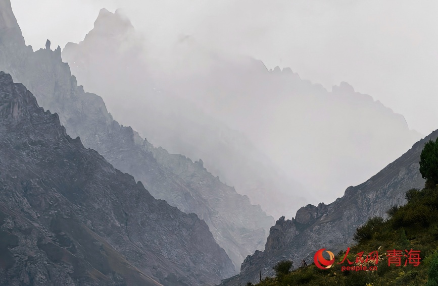 秋雨笼罩高山。人民网记者 甘海琼摄