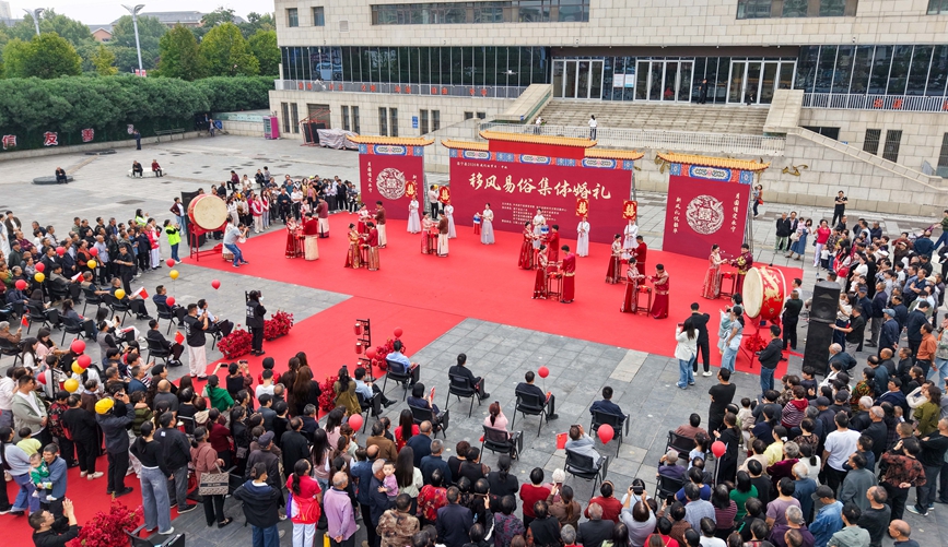 9月23日,在洛宁县洛书文化广场集体婚礼上,新人们采用正统中式婚嫁礼制举行仪式。郑泽坤摄