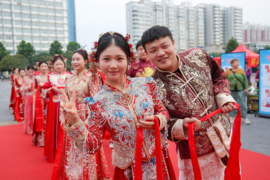 9月23日,在洛宁县洛书文化广场,10对新人步入集体婚礼现场。郑泽坤摄