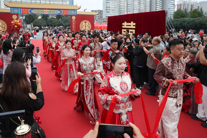 9月23日,在洛宁县洛书文化广场,10对新人步入集体婚礼现场。郑泽坤摄