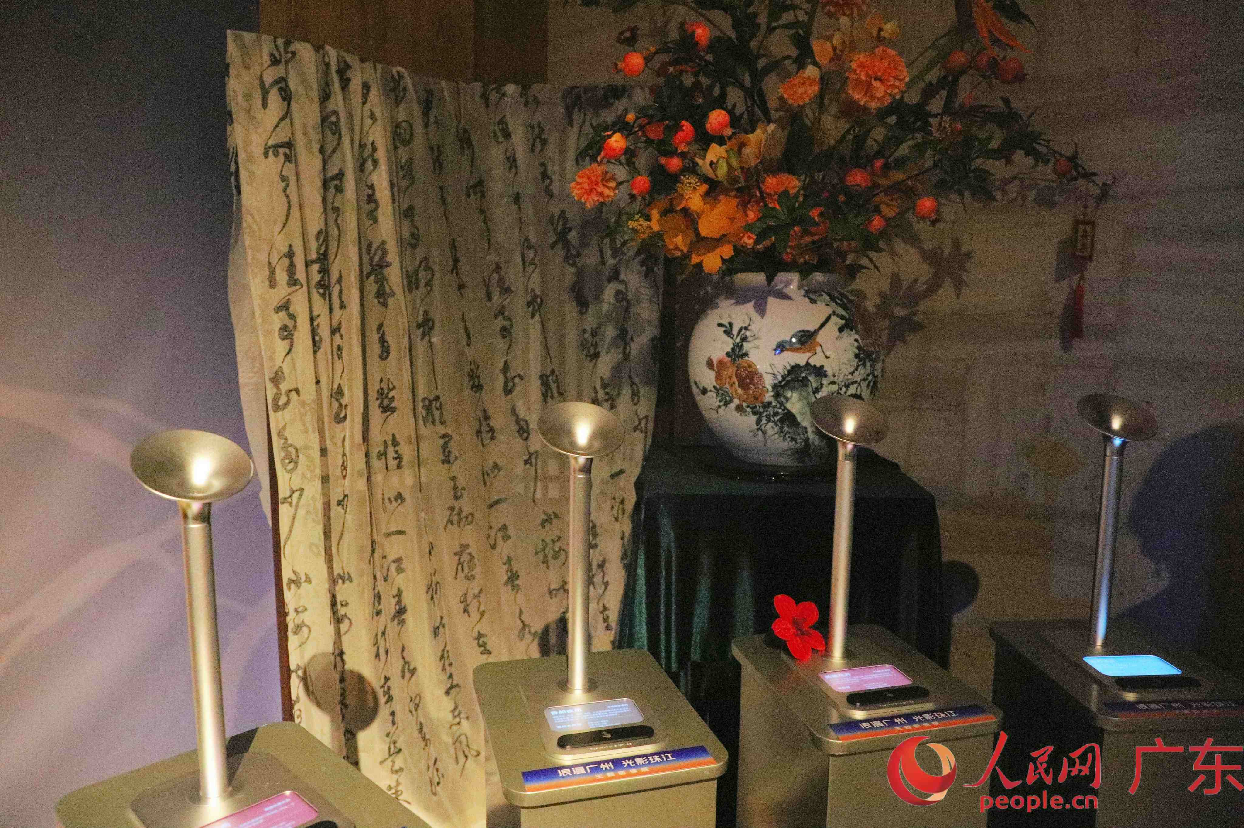 展厅中的“闻香识广州”互动装置。按下按键后,具有广州风味的香气从装置中飘出。人民网 杨健楠摄