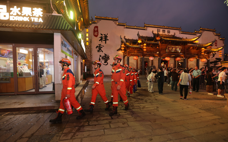 孝感市消防救援指战员深入祥云湾文旅景区，开展动态巡逻和拉网式消防安全隐患排查。孟畅摄