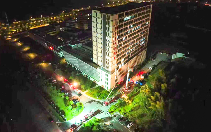 咸宁市消防救援局在市中医医院（高新院区）开展实战化火灾演练。李静书摄