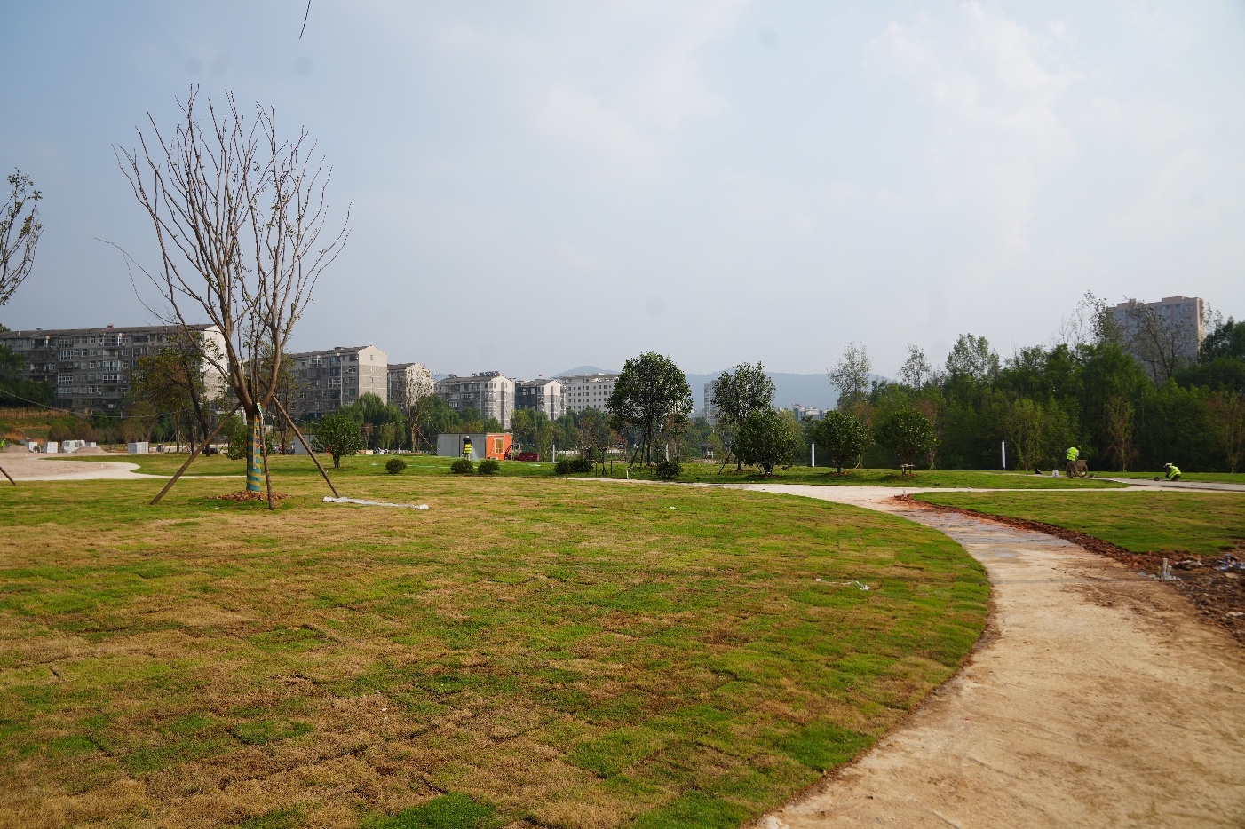 建设中滨河苑小游园。程思摄
