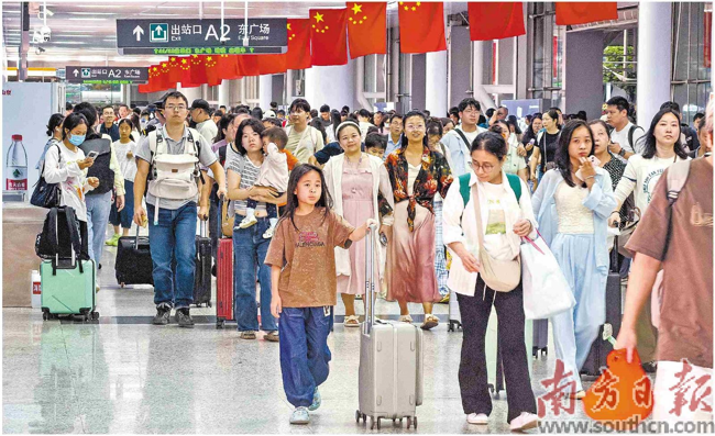 10月6日,返程旅客有序走出深圳北站。南方日报记者 朱洪波摄