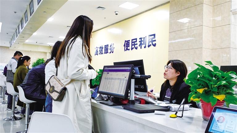 群众在政务大厅咨询业务
