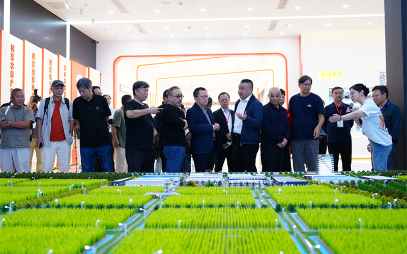 诗人们在中国虾谷采风。杨靖摄