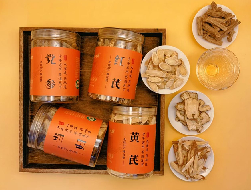 展销点陈列的黄芪、党参等中药材产品。受访者供图