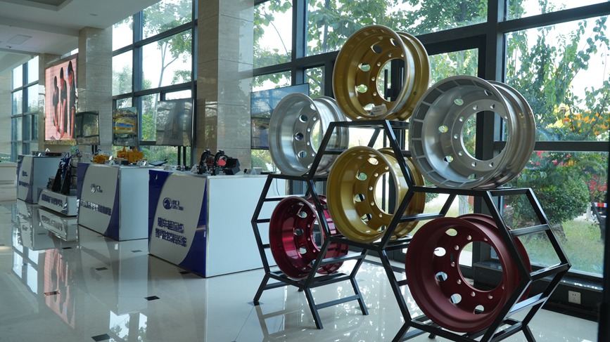 在企业产品展台，展出联合研发核心零配件。王青伟摄