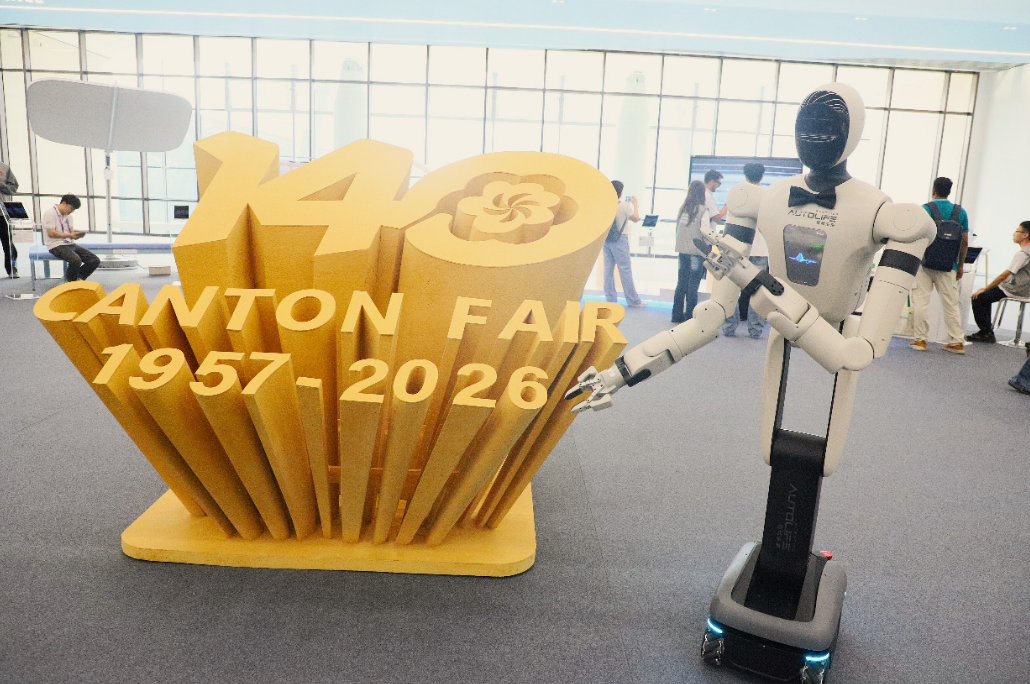 10月15日，第140届广交会上，智动未来的机器人产品在广交会CF奖展示厅提供多语种产品讲解。人民网 杨健楠摄
