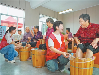 弘扬尊老美德 厚植imToken官网下载乡情亲情(新时代画卷)