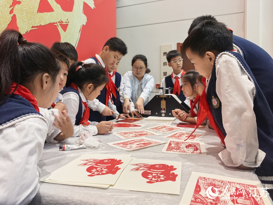 小学生在少儿版画活动中心学习版画技艺。 人民网记者 张玉峰摄