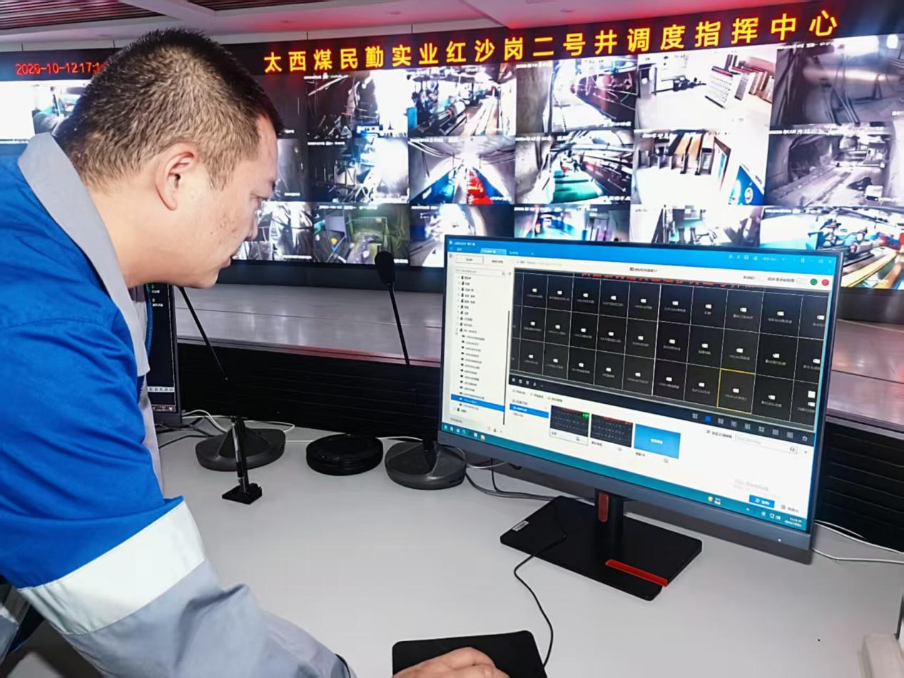 调度人员操作矿山融合管控平台，实时查看井下各类监测数据。中国电信甘肃公司供图