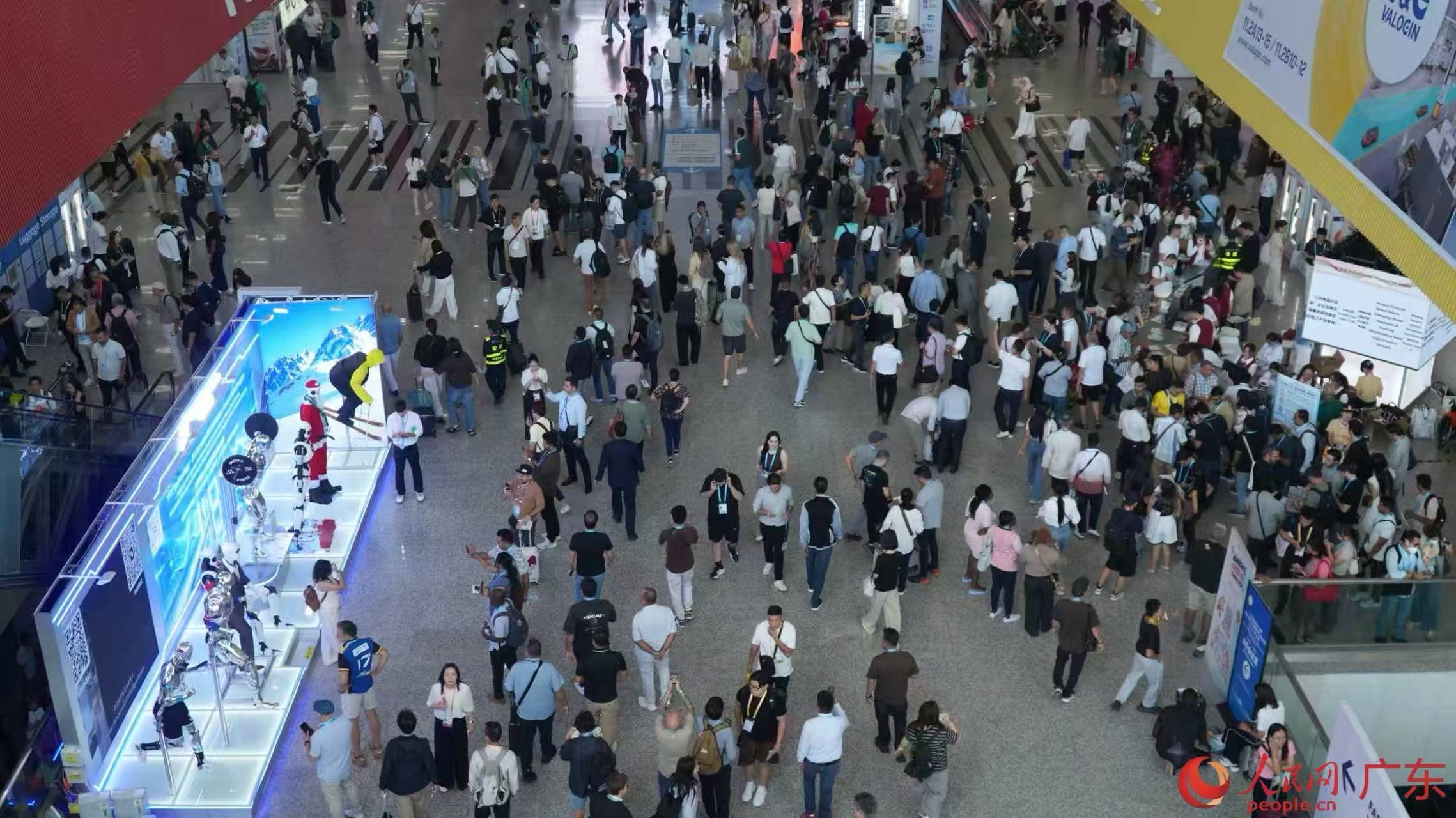 第140届广交会第二期现场,海内外参展商、采购商汇聚,经贸交流氛围浓厚。人民网 李舜摄